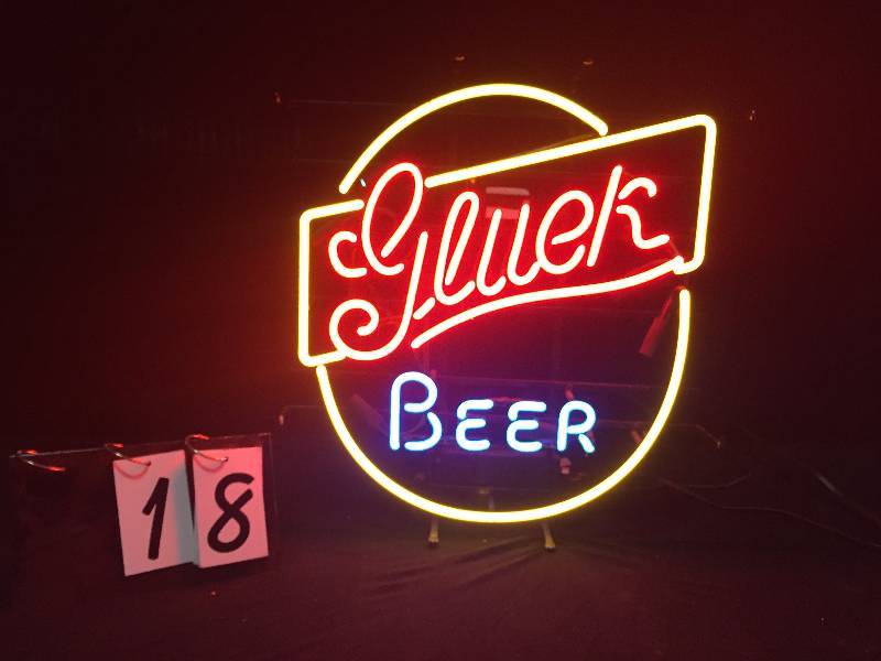 lot 18 image: Gluek Beer neon