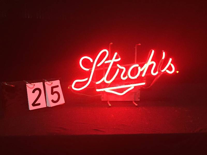 lot 25 image: Strohs neon