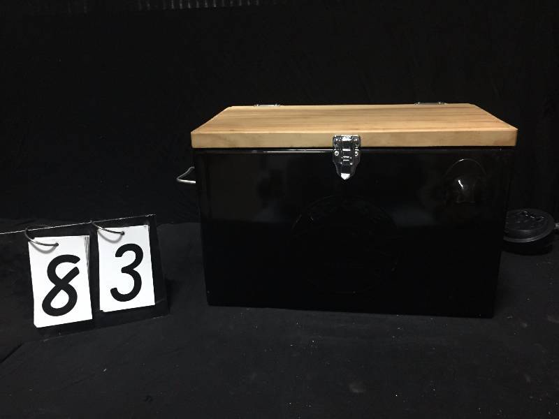 lot 83 image: Goose Island cooler with wooden top