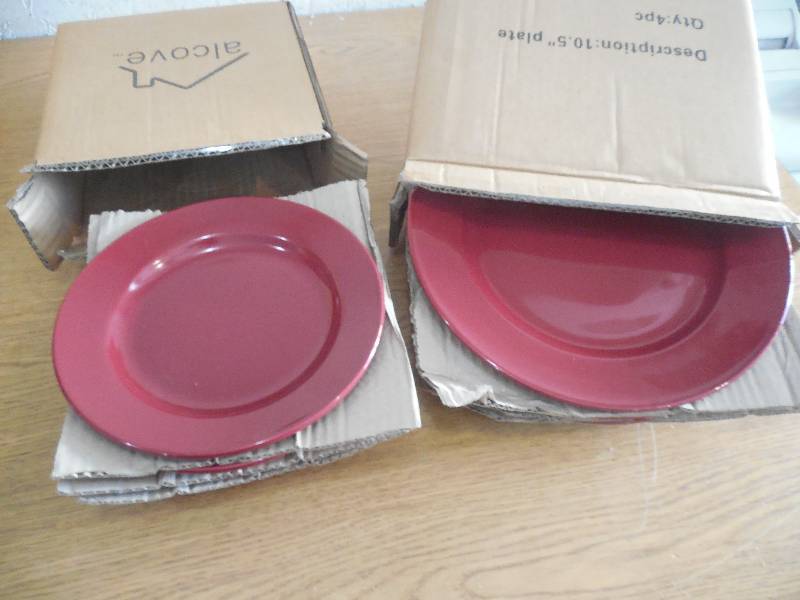lot 56 image: ALCOVE 8 PIECE PLATE SET - RED