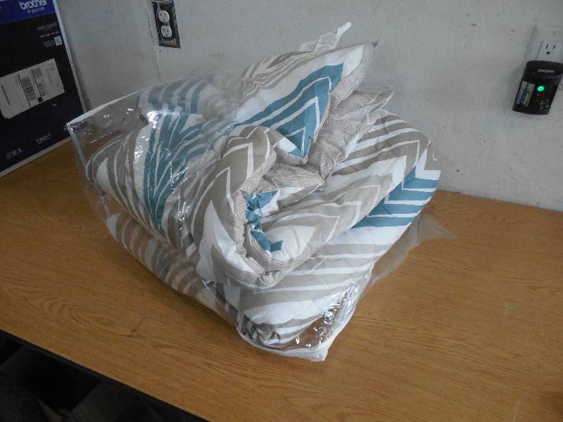 lot 96 image: alcove Venice Comforter - Queen