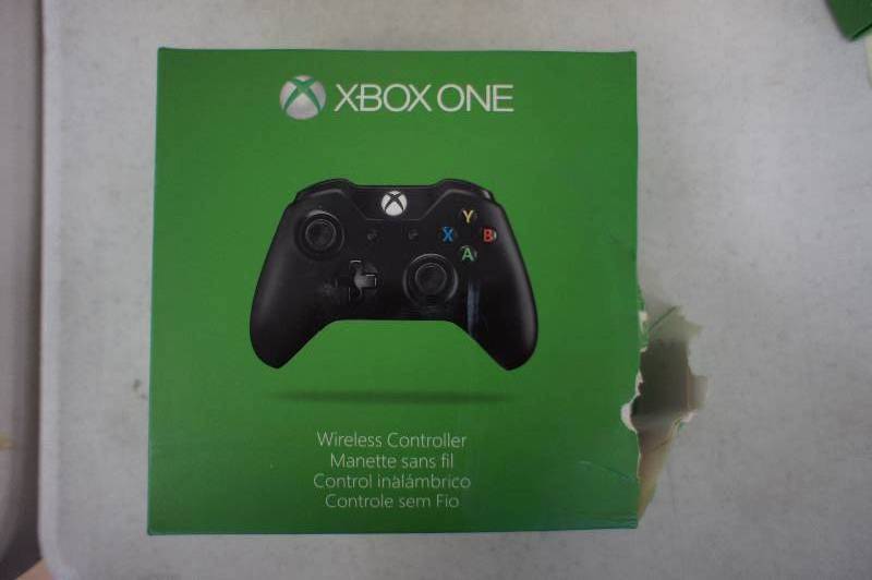 New, Damaged Box Xbox One Wireless Controller