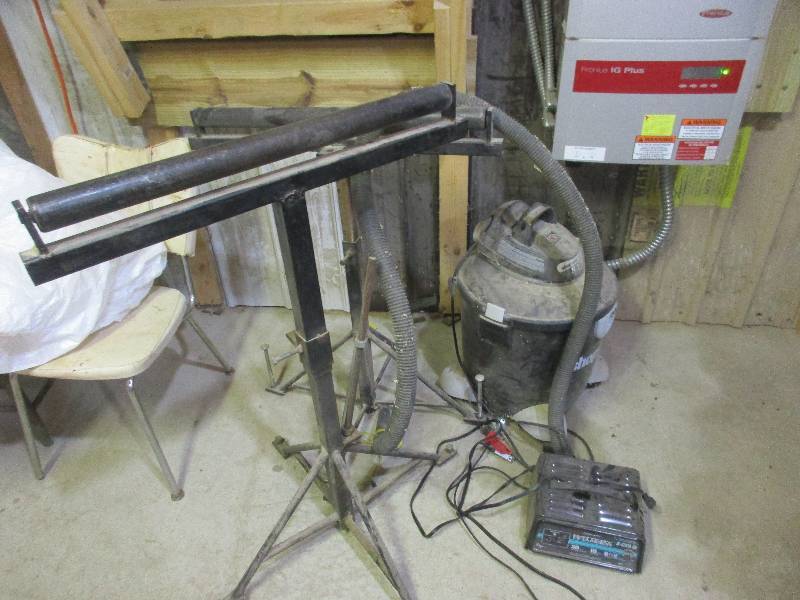 2 Roller stands, shop vac, charger