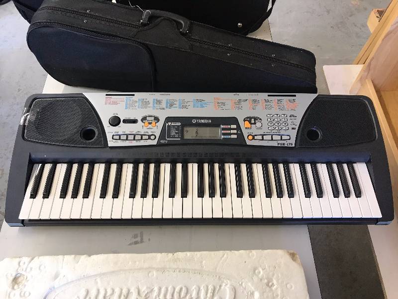 lot 303 image: YAMAHA KEYBOARD