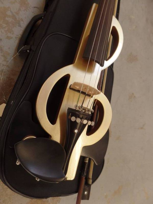 lot 317 image: FULL SIZE ELECTRIC VIOLIN WITH CASE AND BOW