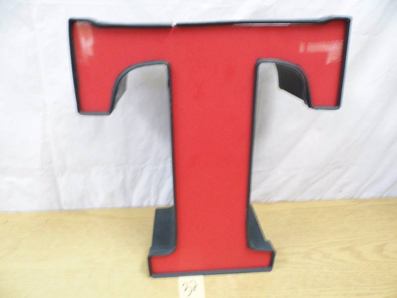 lot 32 image: Neon Letter T