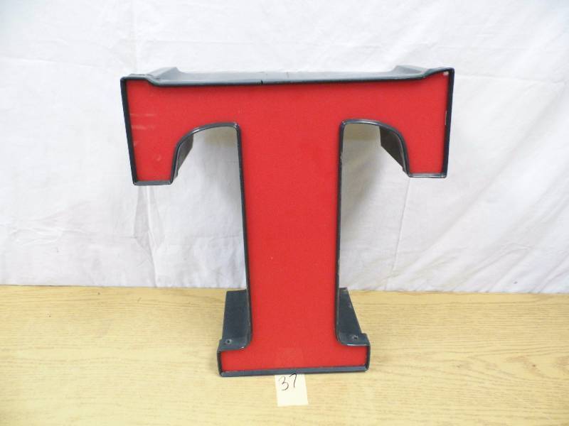 lot 37 image: Neon Letter T