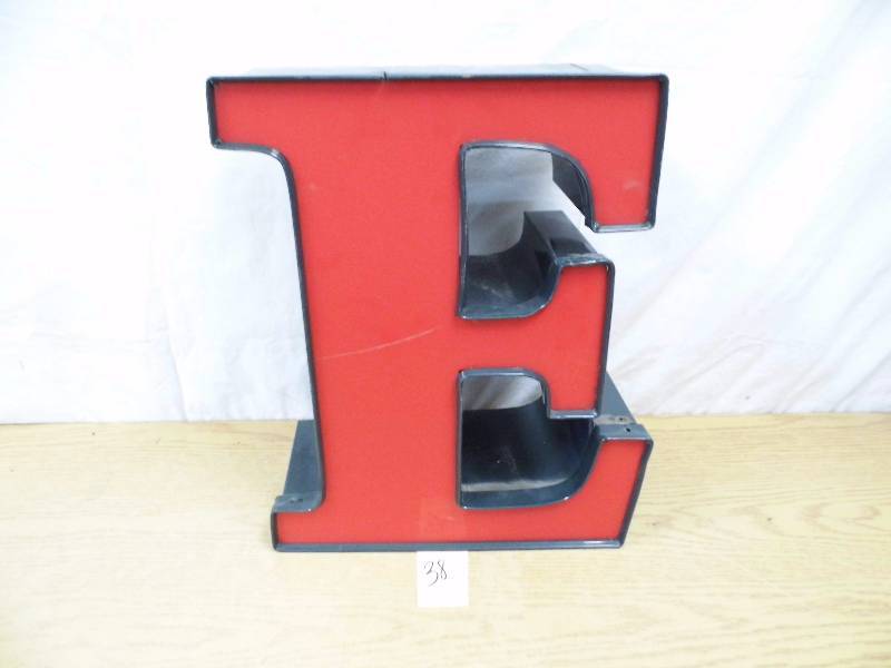 lot 38 image: Neon Letter E