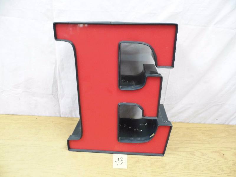 lot 43 image: Neon Letter E
