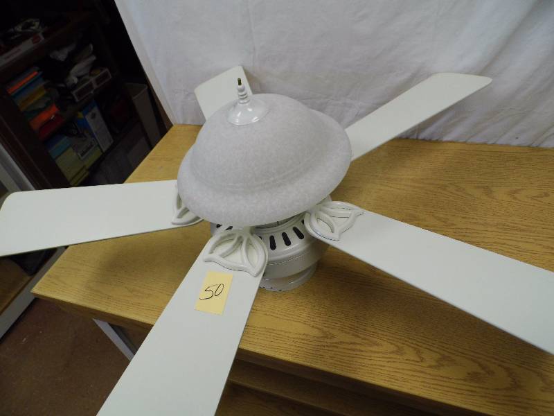 lot 50 image: Hunter White Ceiling Fan