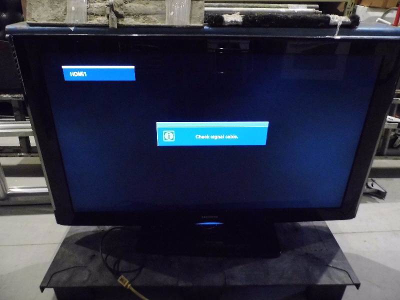 lot 73 image: Samsung  52 TV