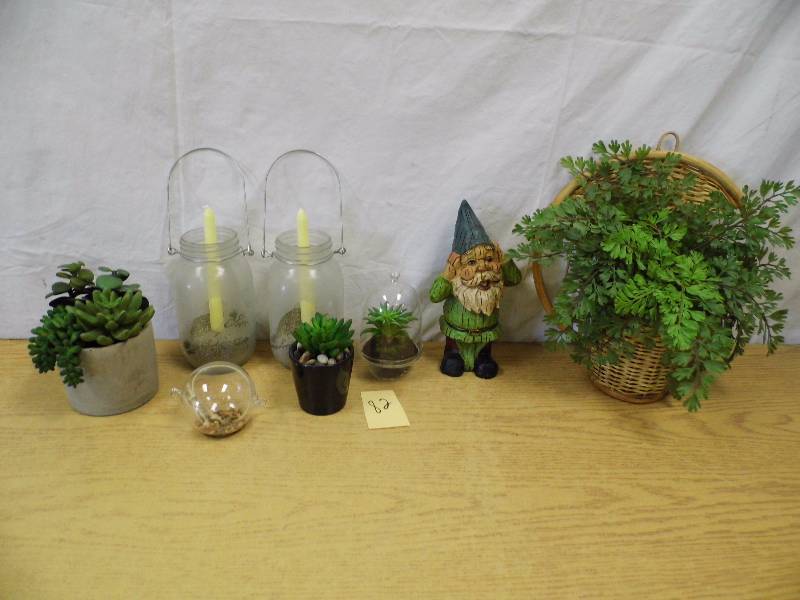 lot 82 image: Bobble Head Gnome - Decor
