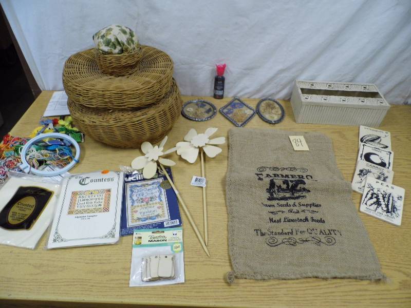 lot 84 image: Sewing Basket - Crafts - Decor