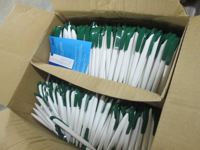 Box of 500WhiteGreen Click Pens wi...