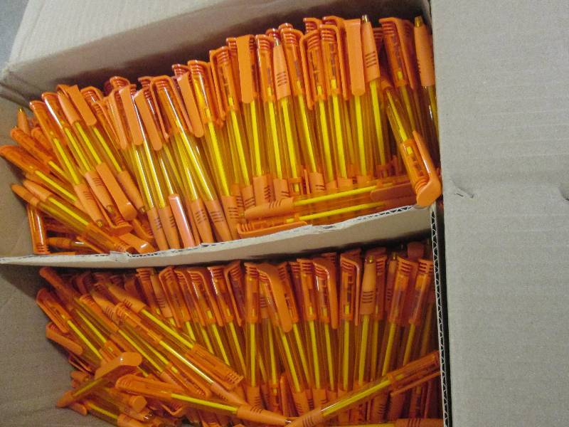 Box of 1000 Orange Pens with Blue I...