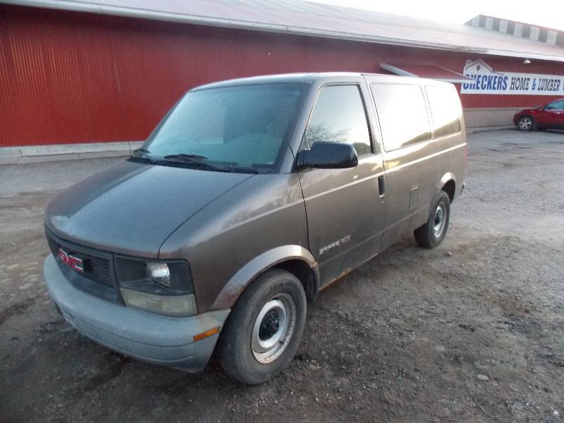 lot 3 image: 2000 GMC Safari AWD