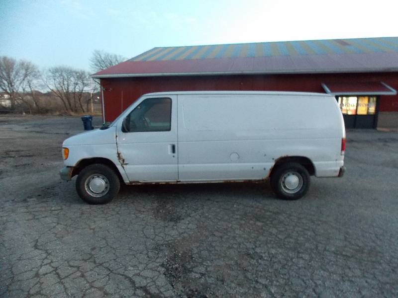 lot 4 image: 2000 Ford E150