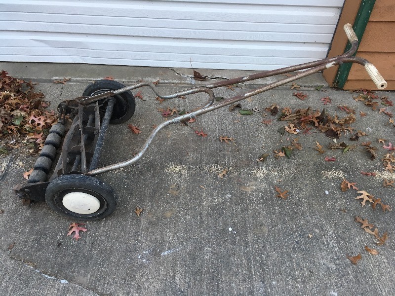 lot 13 image: Lawnmower - Manual Push