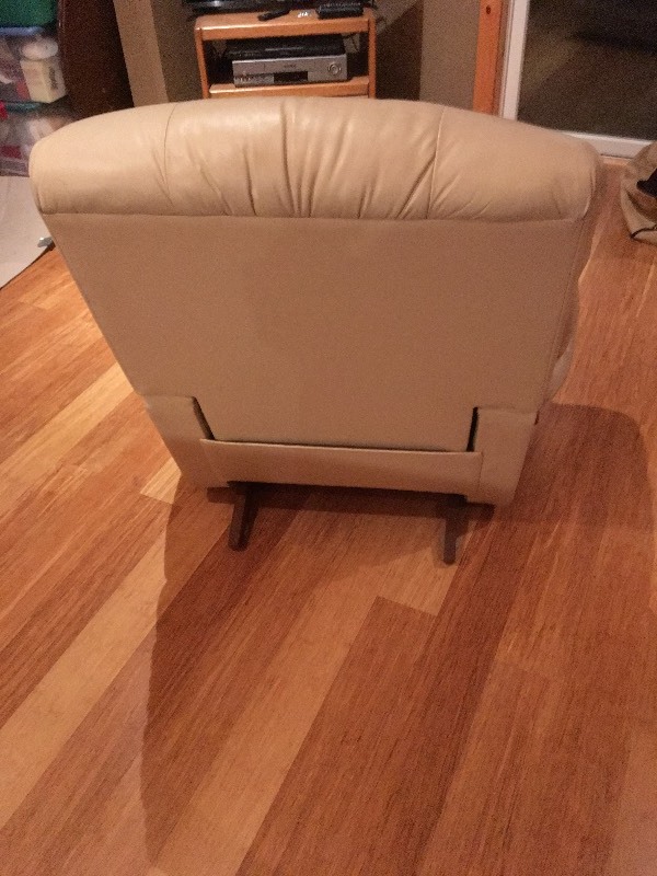 lot 40 image: Leather La-Z-Boy Recliner
