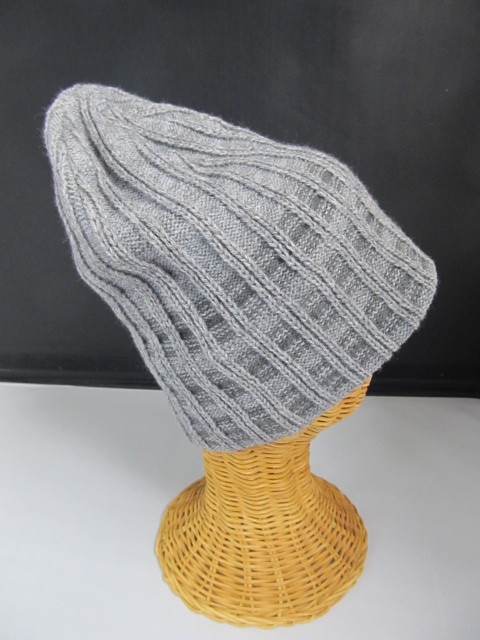 lot 59 image: Knitted Grey Skull Hat w Thick Lining