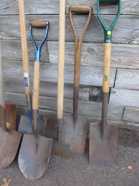 lot 26 image: Large Group of Heavy Duty Shovels 