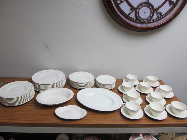 lot 20 image: Wedgwood WELLESLEY Embossed Rim Dishes