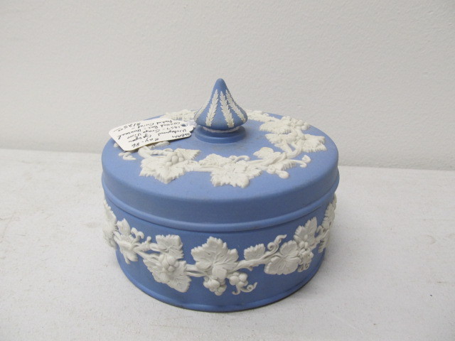 lot 123 image: Vintage WEDGWOOD Jasperware Covered Box