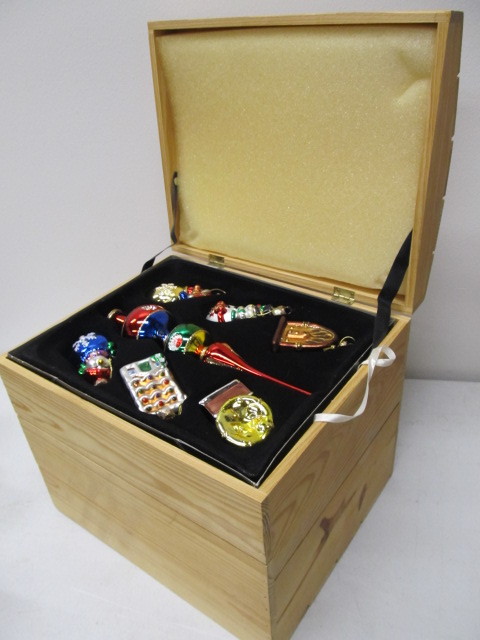 lot 127 image: MINT IN BOX Thomas Museum Series Glass Ornaments