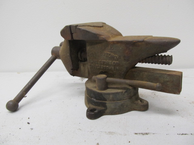 lot 136 image: Antique Littlestown Anvil Vise
