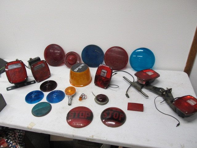 lot 145 image: NICE Lot of Vintage RailroadAuto Lenses & Tail Lights