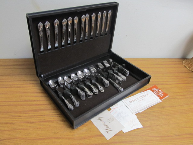 lot 174 image: NEW Unused Flatware Set wCase