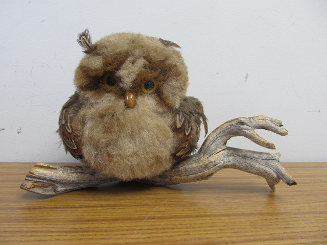 lot 179 image: Decorative Owl w Real Feathers