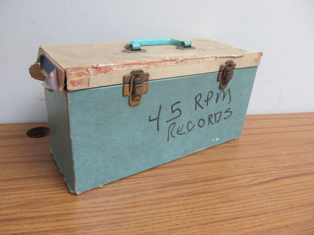 lot 182 image: Large Lot of Vintage 45s 