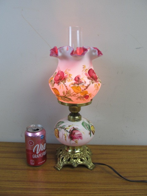 lot 189 image: Vintage Gone With The Wind Style Lamp