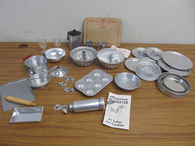 lot 203 image: Vintage Mirro Childs Aluminum Toy Baking Set