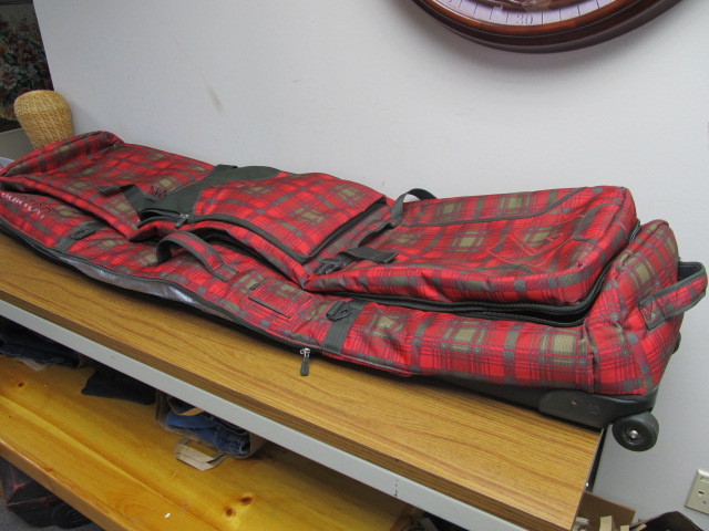 lot 206 image: NICE Clean BURTON Snowboard Case