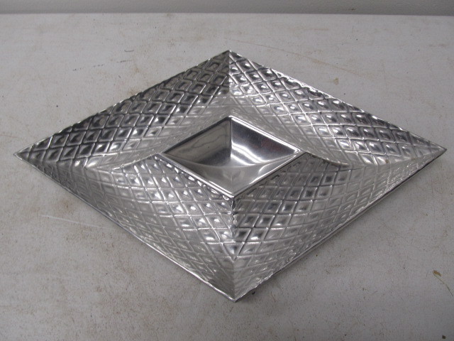 lot 257 image: Vintage WILTON ARMATALE Pewter Chip & Dip Tray
