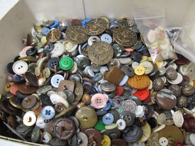 lot 261 image: LARGE Lot of Vintage Buttons