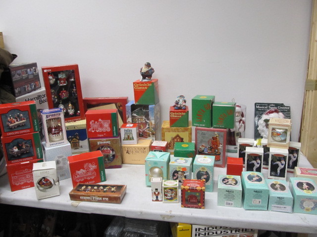 lot 284 image: HUGE Lot of NIB Christmas Ornaments & Decorations
