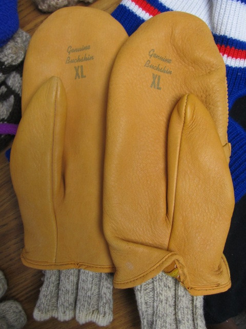 lot 85 image: Lot of Winter Wear - Hats, Gloves, Scarves, Headbands 