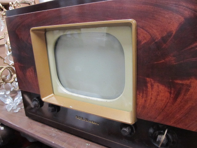 lot 215 image: 1948 RCA Victor 8T241 10 Tube TV