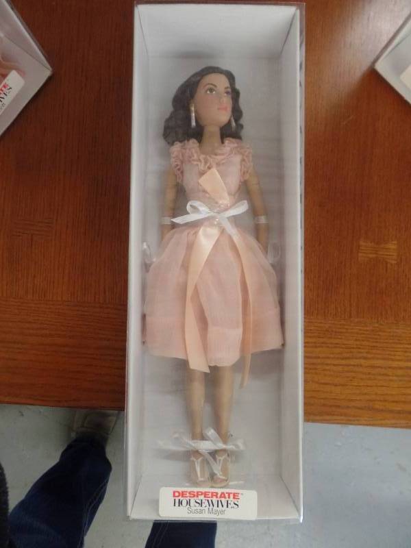 lot 517 image: MADAME ALEXANDER DESPERATE HOUSEWIVES DOLL