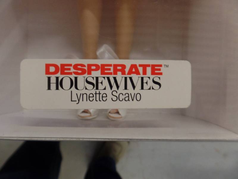 lot 518 image: MADAME ALEXAMDER DESPERATE HOUSEWIVES DOLL