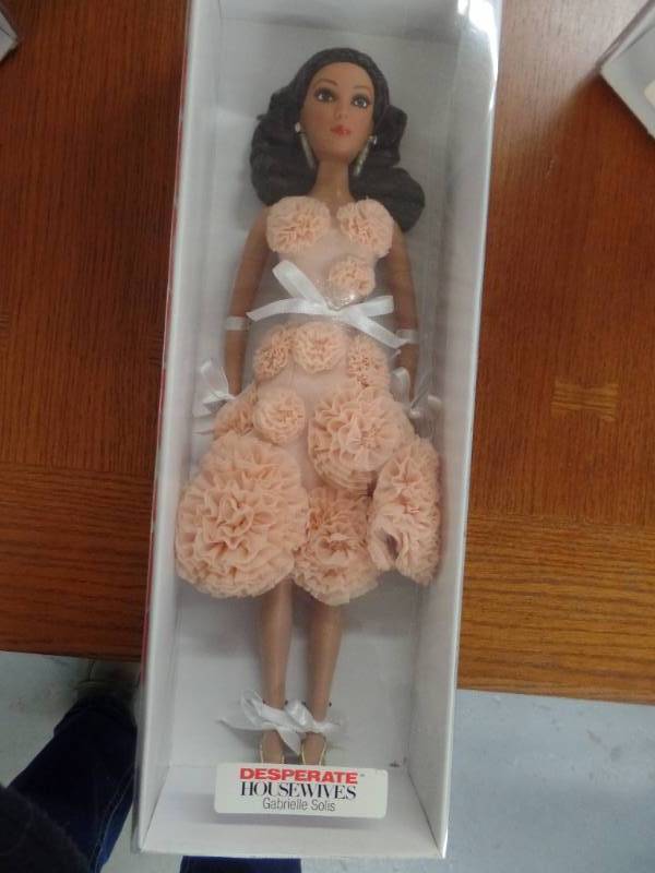 lot 519 image: MADAME ALEXANDER DESPERATE HOUSEWIVES DOLL