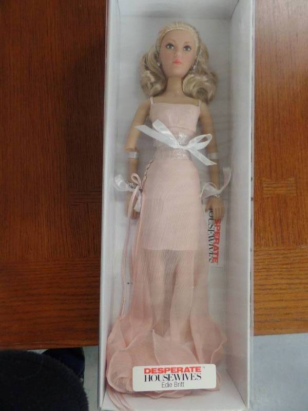 lot 520 image: MADAME ALEXANDER DESPERATE HOUSEWIVES DOLL