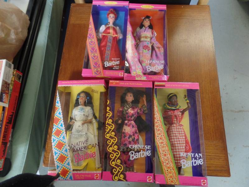 lot 431 image: BARBIE DOLLS OF THE WORLD COLLECTION