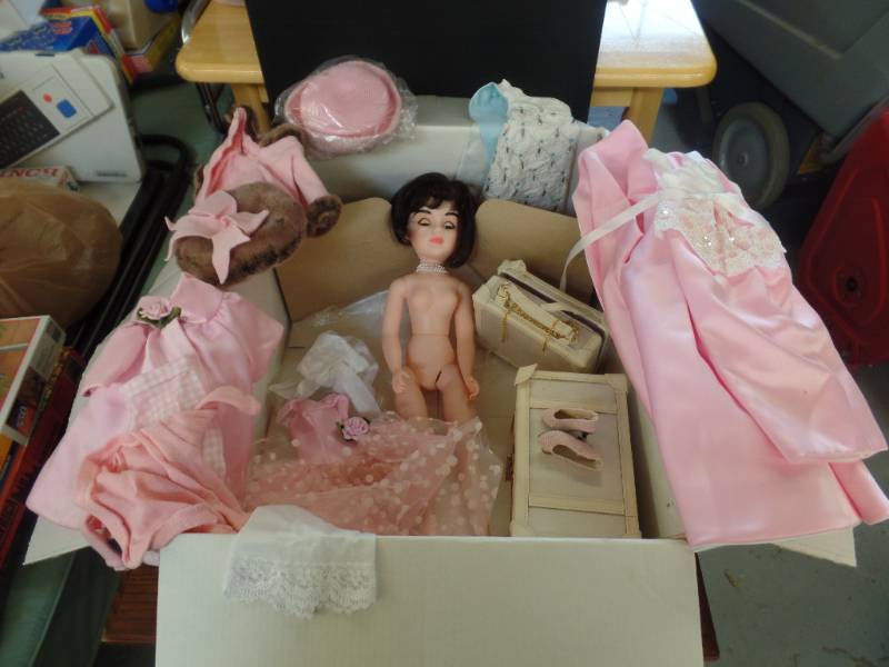 lot 523 image: MADAME ALEXANDER JACKIE ONASIS WITH ACCESSORIES