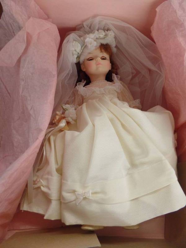 lot 527 image: MADAME ALEXANDER BRIDE DOLL