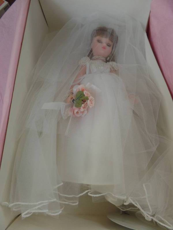 lot 529 image: MADAME ALEXANDER CLASSIC BRIDE DOLL