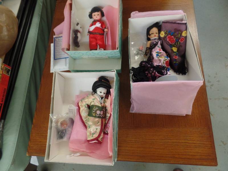 lot 533 image: MADAME ALEXANDER INTERNATIONAL DOLLS